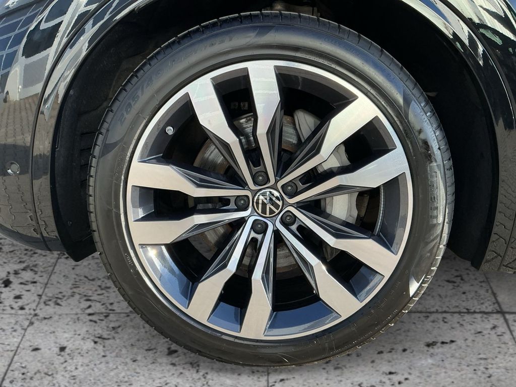 Volkswagen Touareg 2025 г. Чёрный, пробег 18598 км