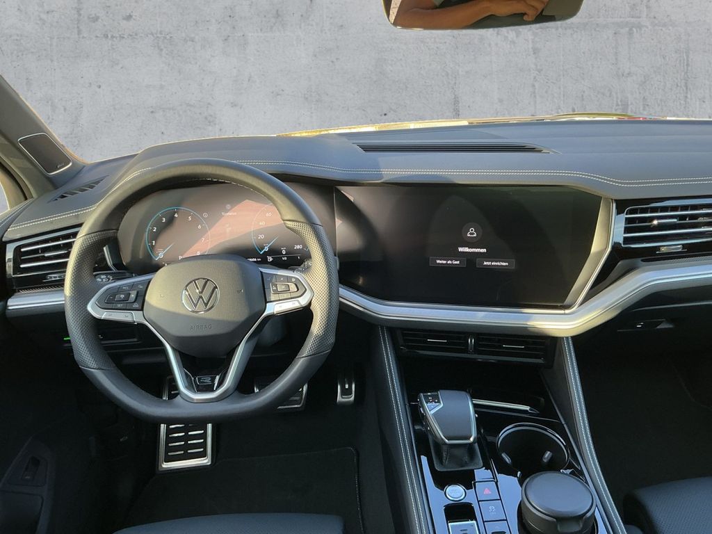 Volkswagen Touareg 2025 г. Чёрный, пробег 18598 км