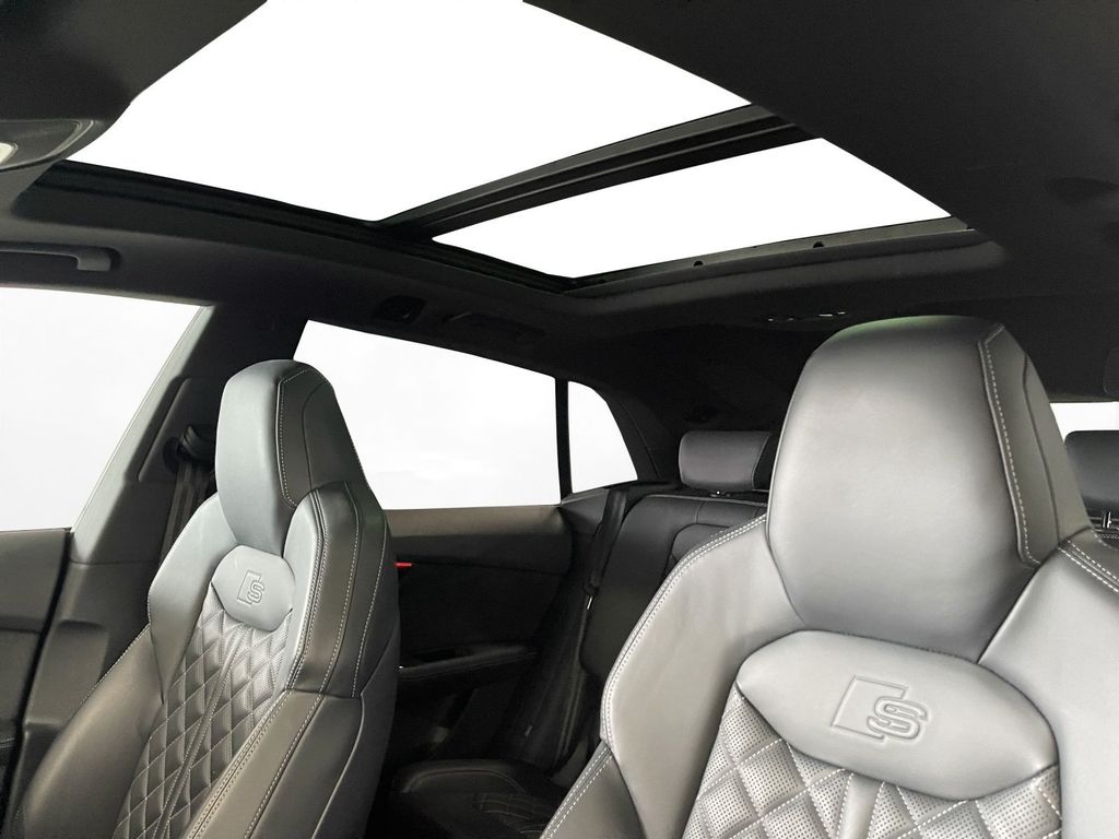 Audi SQ8 2023 г. Чёрный, пробег 27640 км