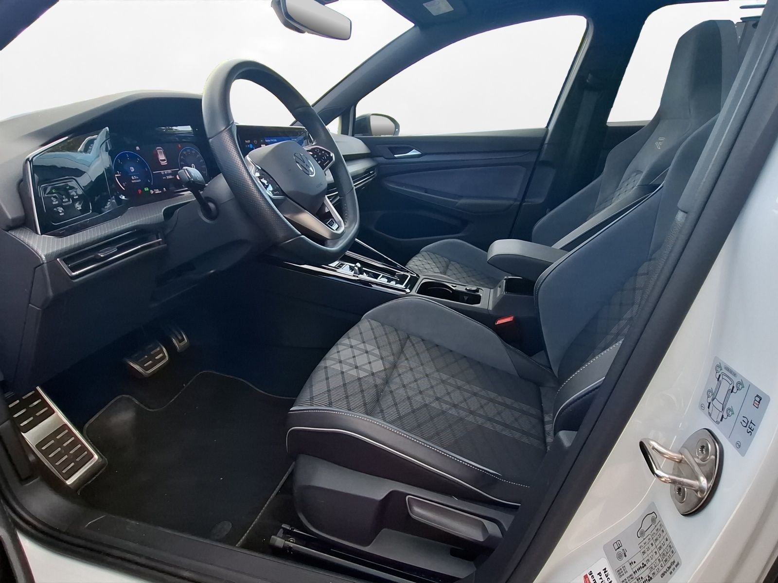 Volkswagen Golf 2024 г. Белый, пробег 35500 км