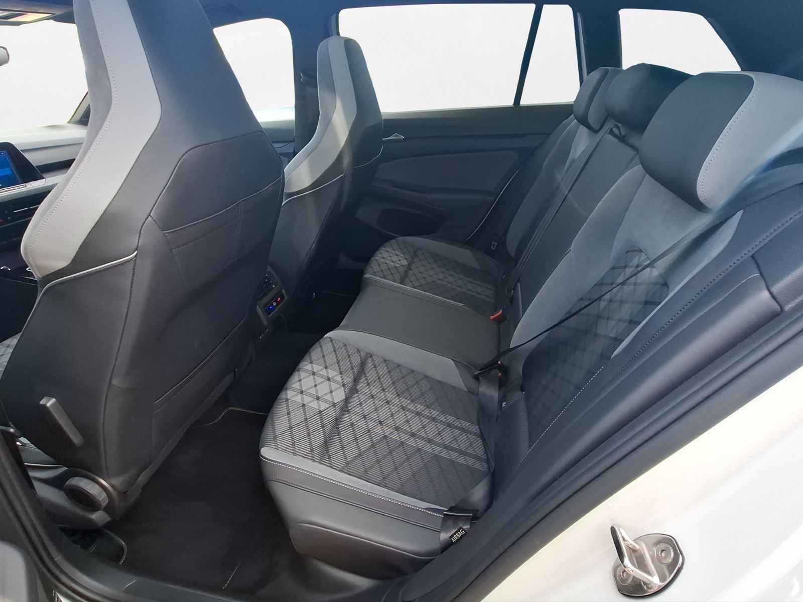 Volkswagen Golf 2024 г. Белый, пробег 35500 км