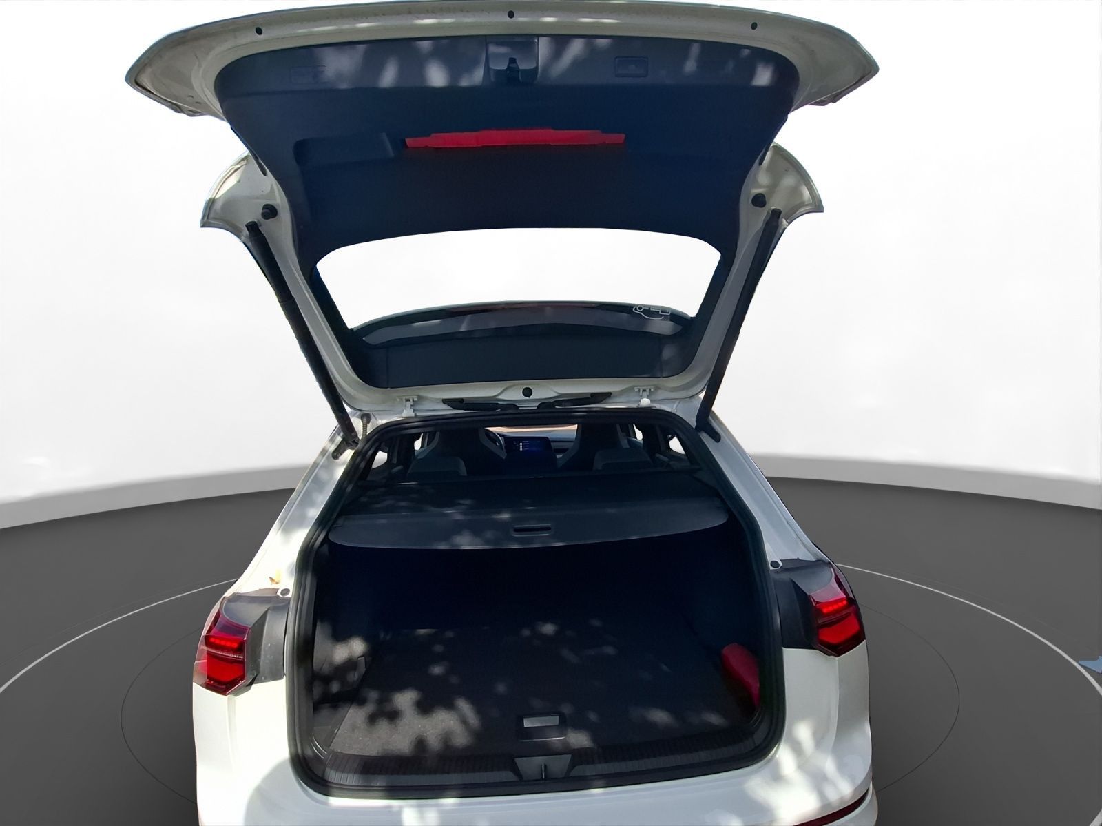 Volkswagen Golf 2024 г. Белый, пробег 35500 км