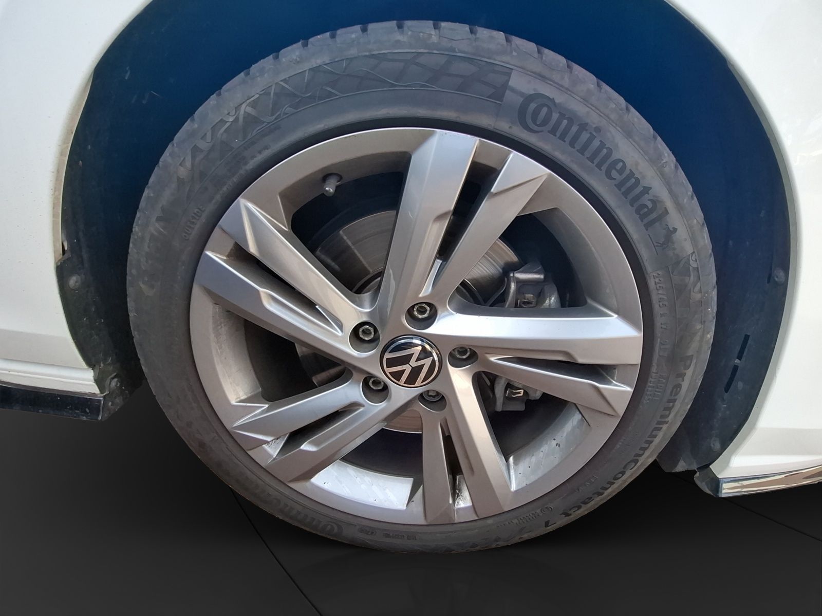 Volkswagen Golf 2024 г. Белый, пробег 35500 км