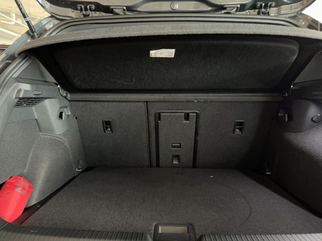 Volkswagen Golf 2024 г. Серый, пробег 40000 км