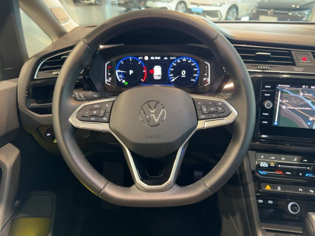 Volkswagen Touran 2025 г. Чёрный, пробег 18000 км