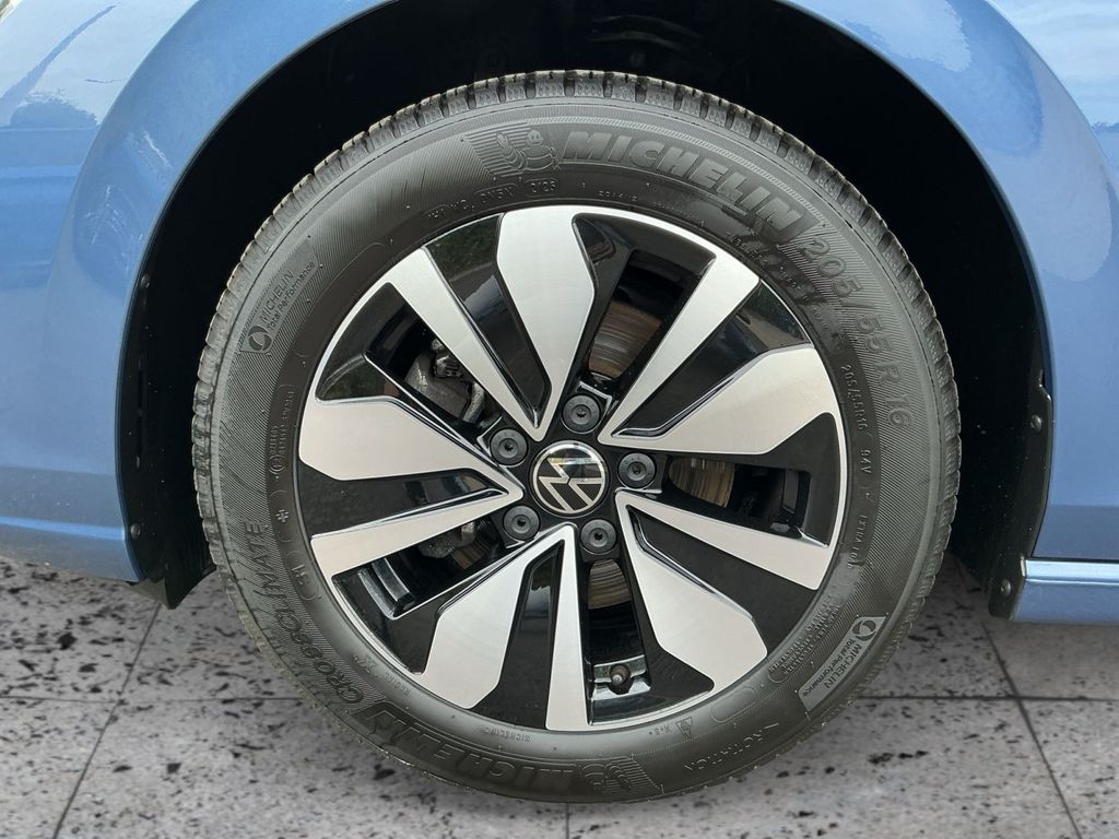 Volkswagen Golf 2025 г. Синий, пробег 21546 км