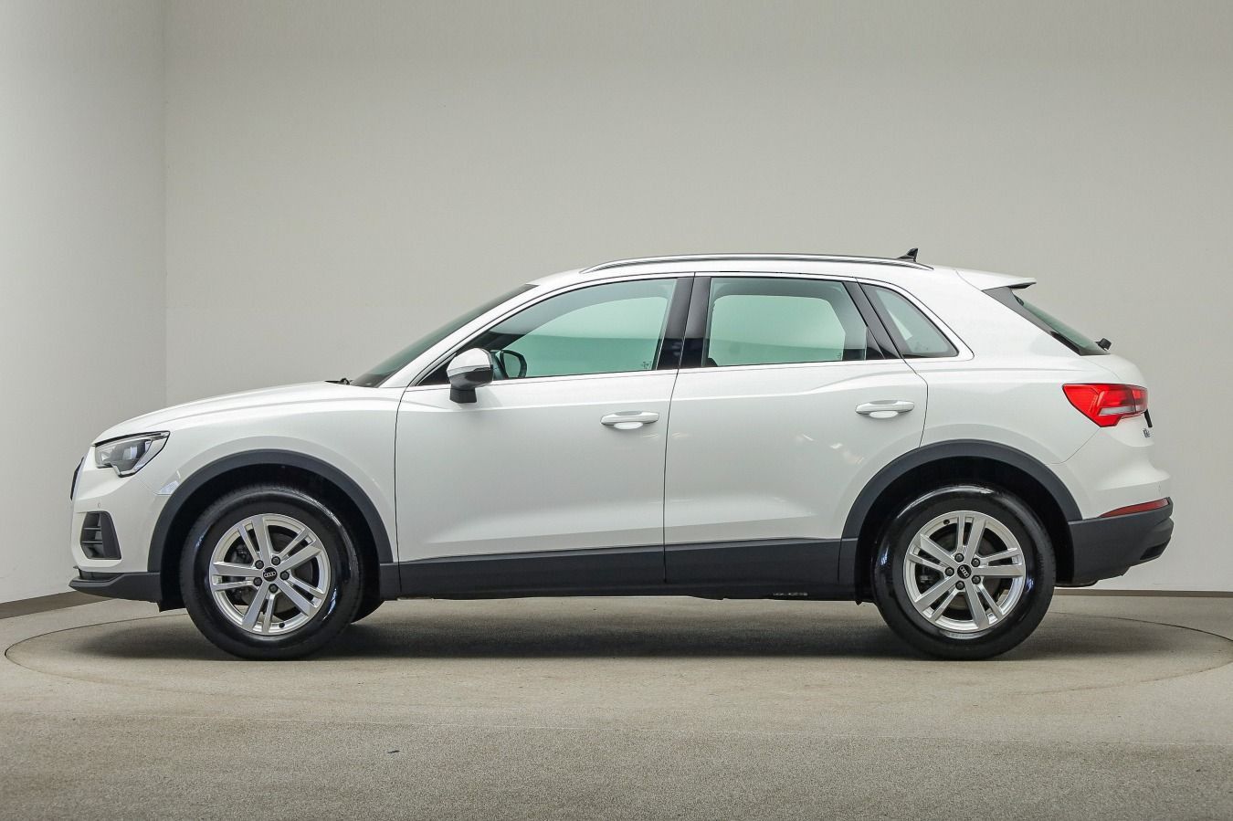 Audi Q3 2023 г. Белый, пробег 32300 км