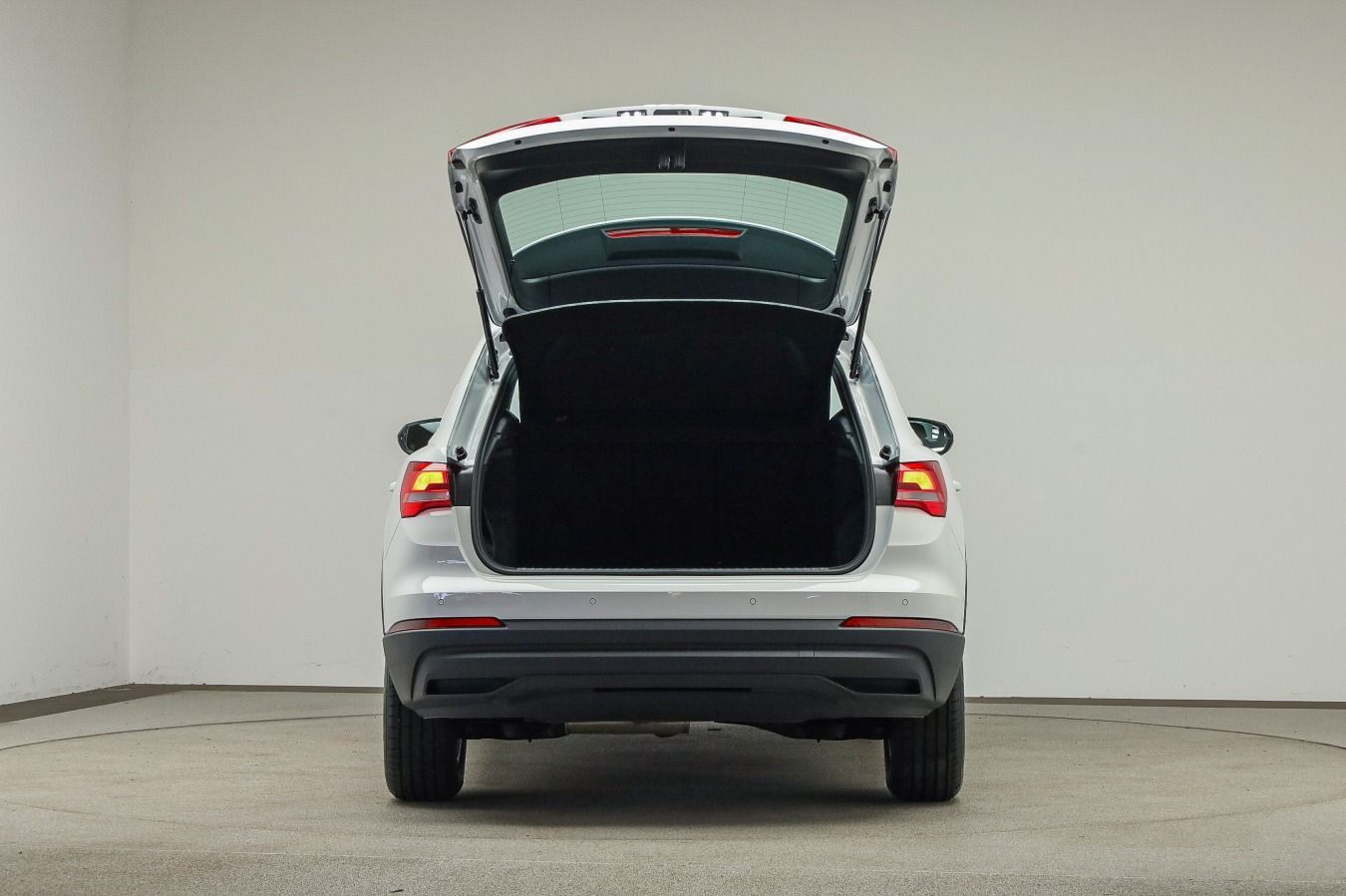 Audi Q3 2023 г. Белый, пробег 32300 км