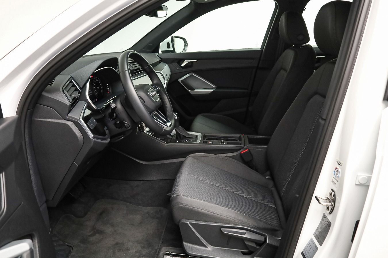 Audi Q3 2023 г. Белый, пробег 32300 км