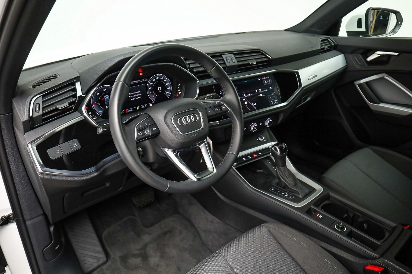 Audi Q3 2023 г. Белый, пробег 32300 км