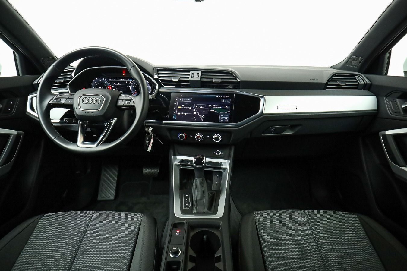 Audi Q3 2023 г. Белый, пробег 32300 км