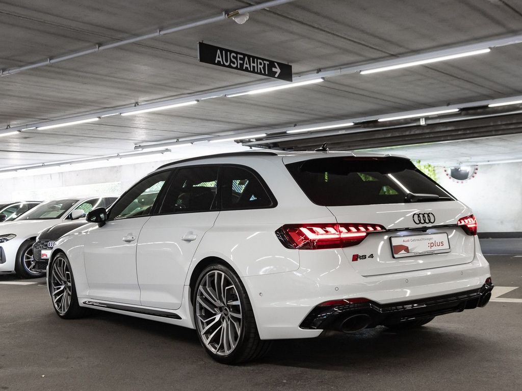Audi RS4 2023 г. Белый, пробег 46199 км