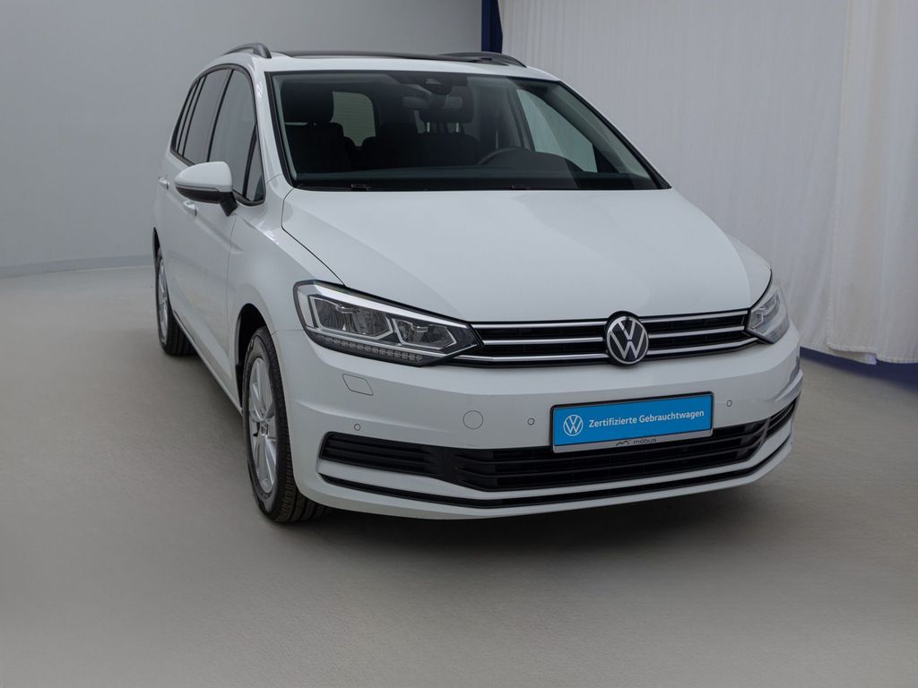 Volkswagen Touran 2023 г. Белый, пробег 39350 км