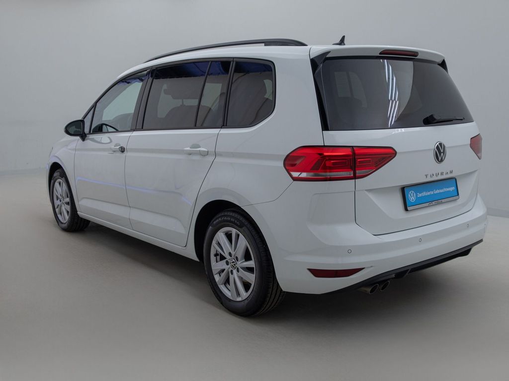 Volkswagen Touran 2023 г. Белый, пробег 39350 км