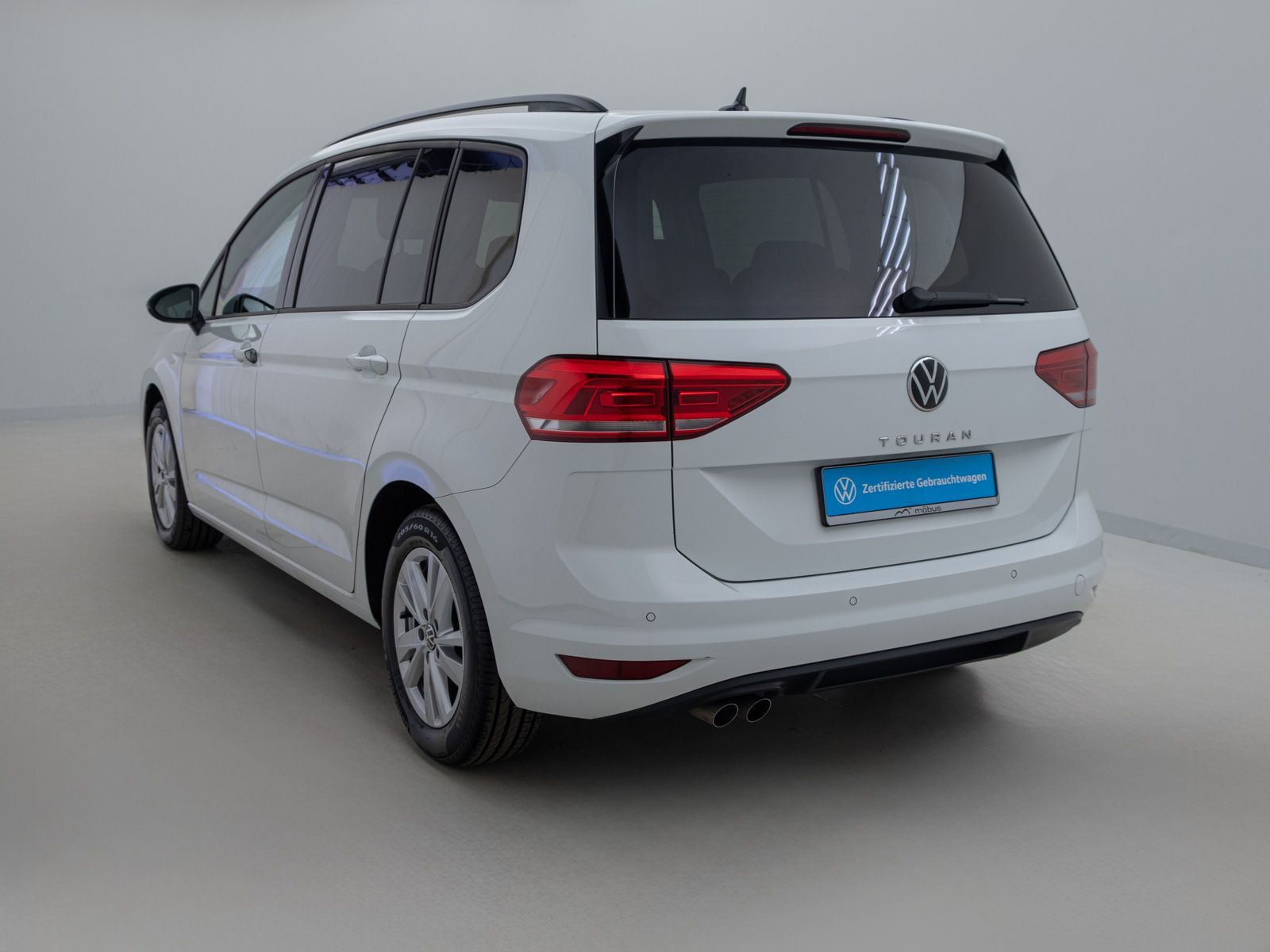 Volkswagen Touran 2023 г. Белый, пробег 39350 км