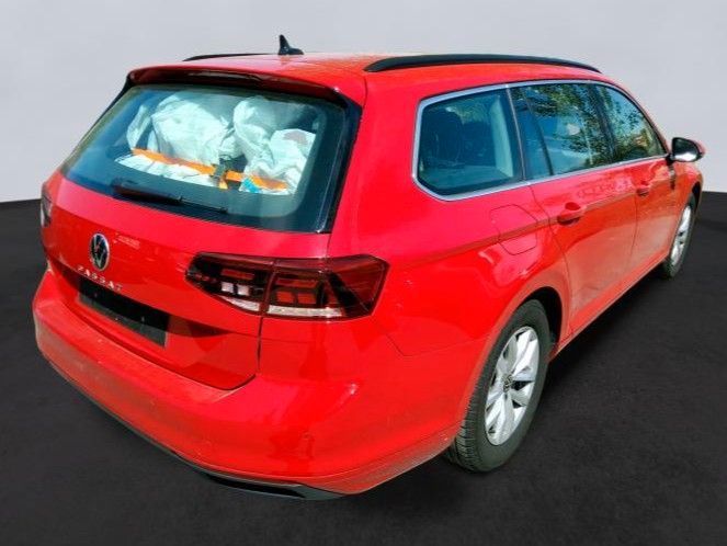 Volkswagen Passat 2024 г. Красный, пробег 54375 км
