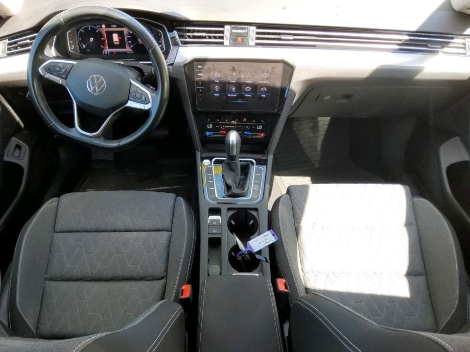 Volkswagen Passat 2024 г. Красный, пробег 54375 км