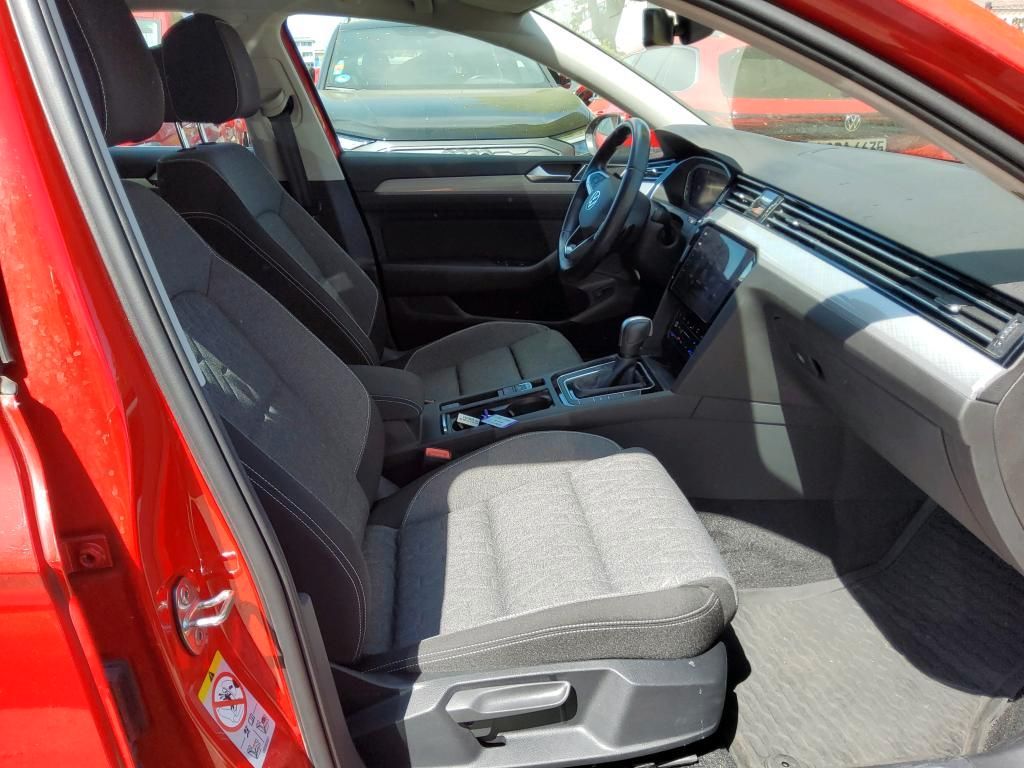 Volkswagen Passat 2024 г. Красный, пробег 54375 км