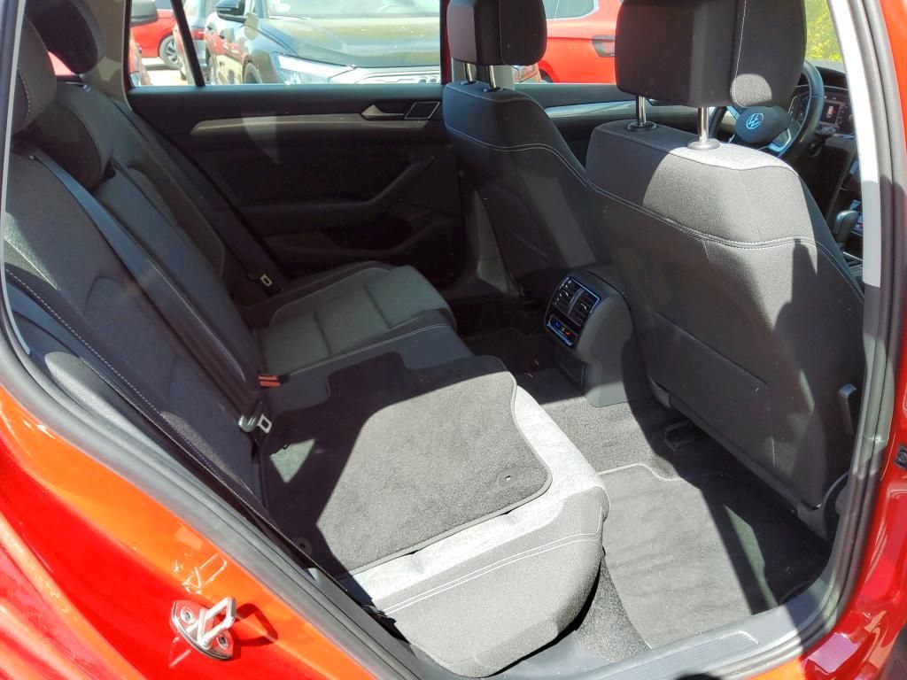 Volkswagen Passat 2024 г. Красный, пробег 54375 км