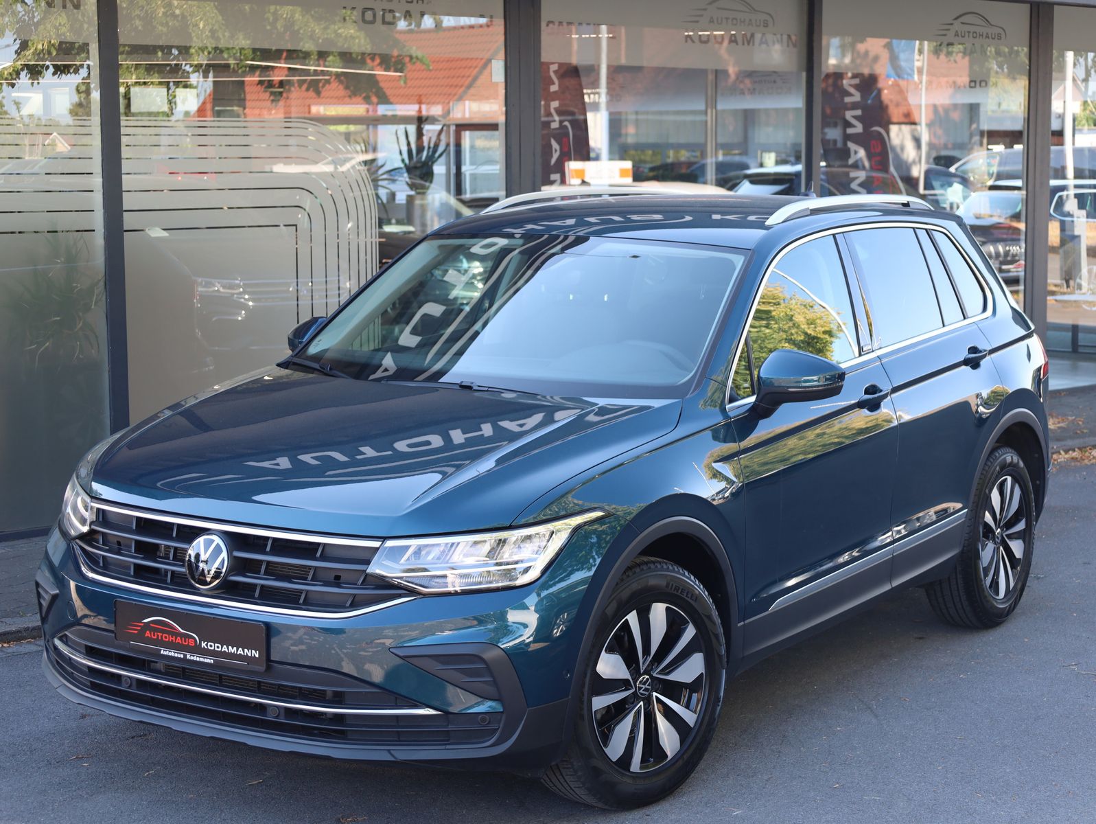 Volkswagen Tiguan 2024 г. Синий, пробег 46765 км