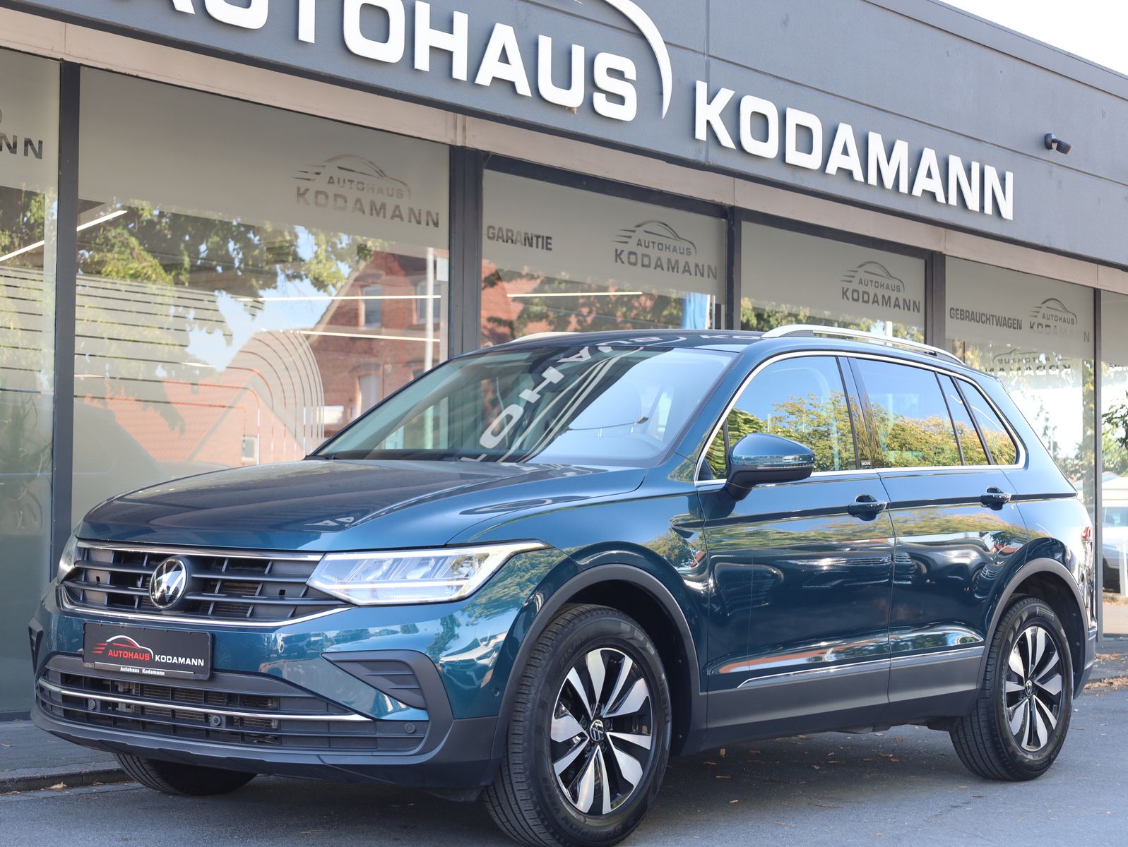 Volkswagen Tiguan 2024 г. Синий, пробег 46765 км