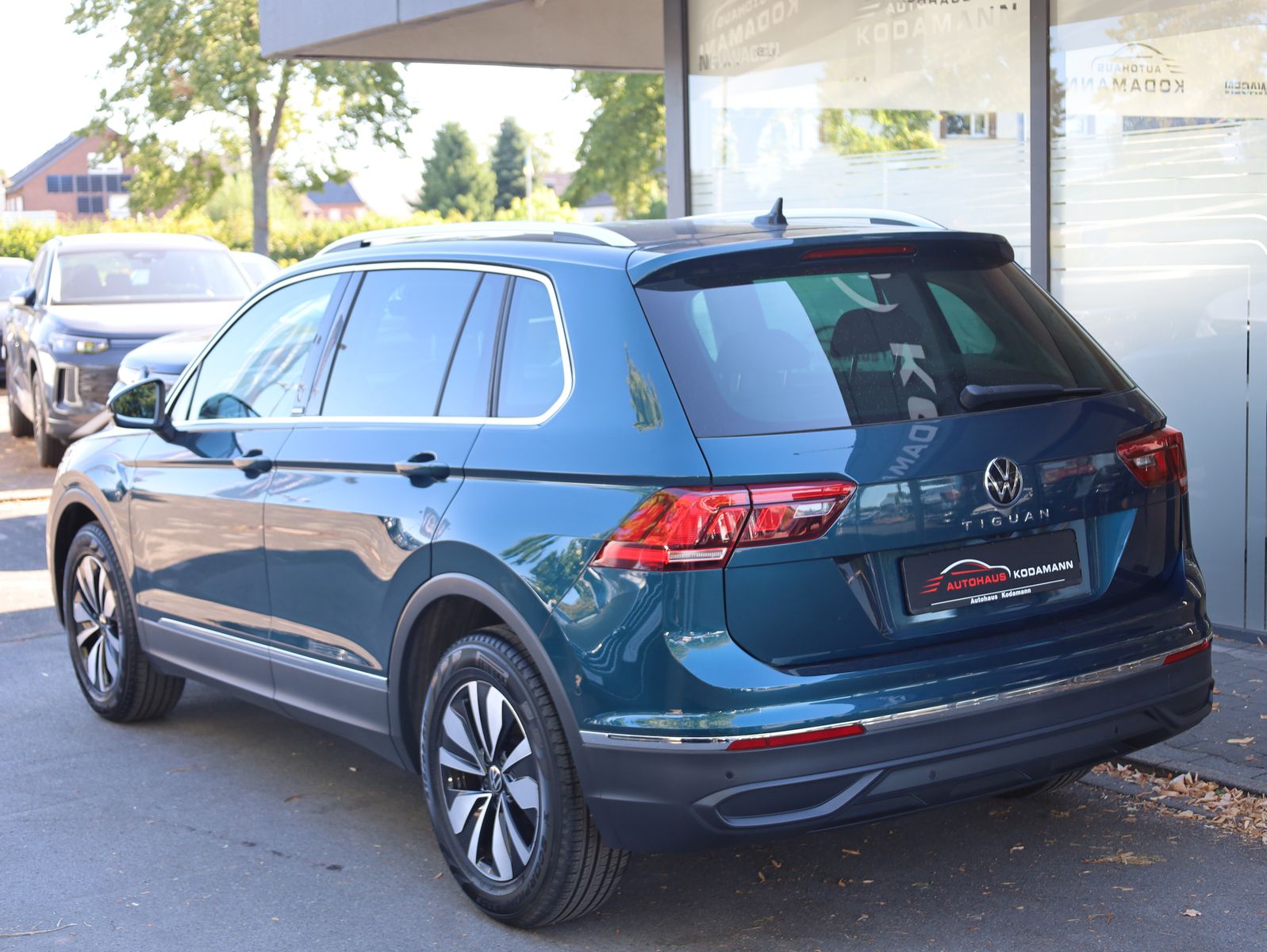 Volkswagen Tiguan 2024 г. Синий, пробег 46765 км