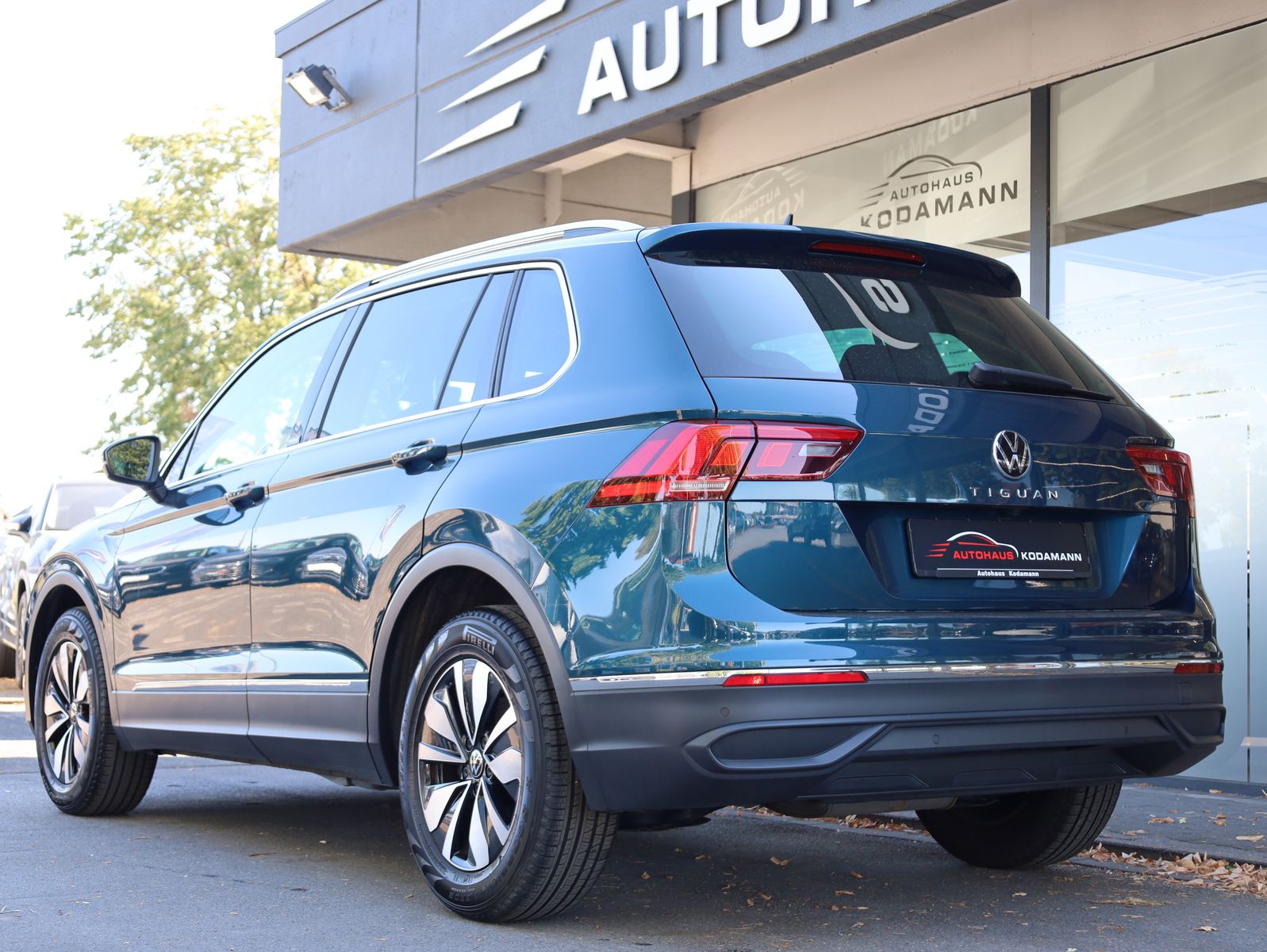 Volkswagen Tiguan 2024 г. Синий, пробег 46765 км