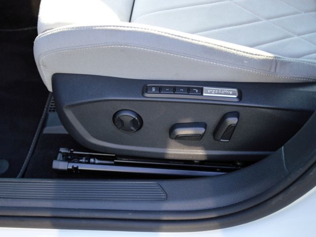 Volkswagen Golf 2024 г. Белый, пробег 22606 км