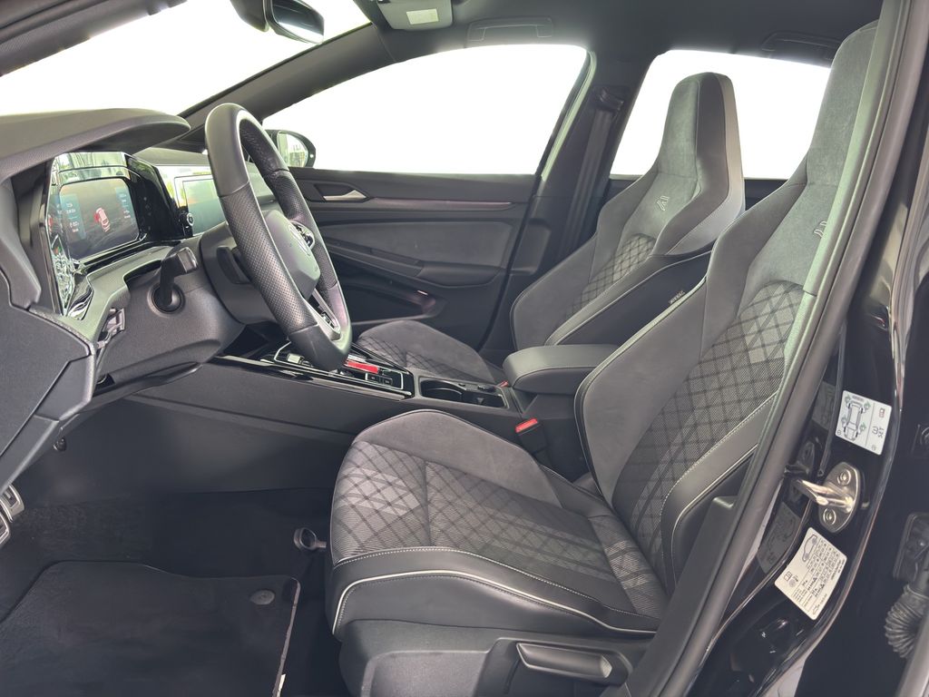 Volkswagen Golf 2024 г. Чёрный, пробег 24351 км