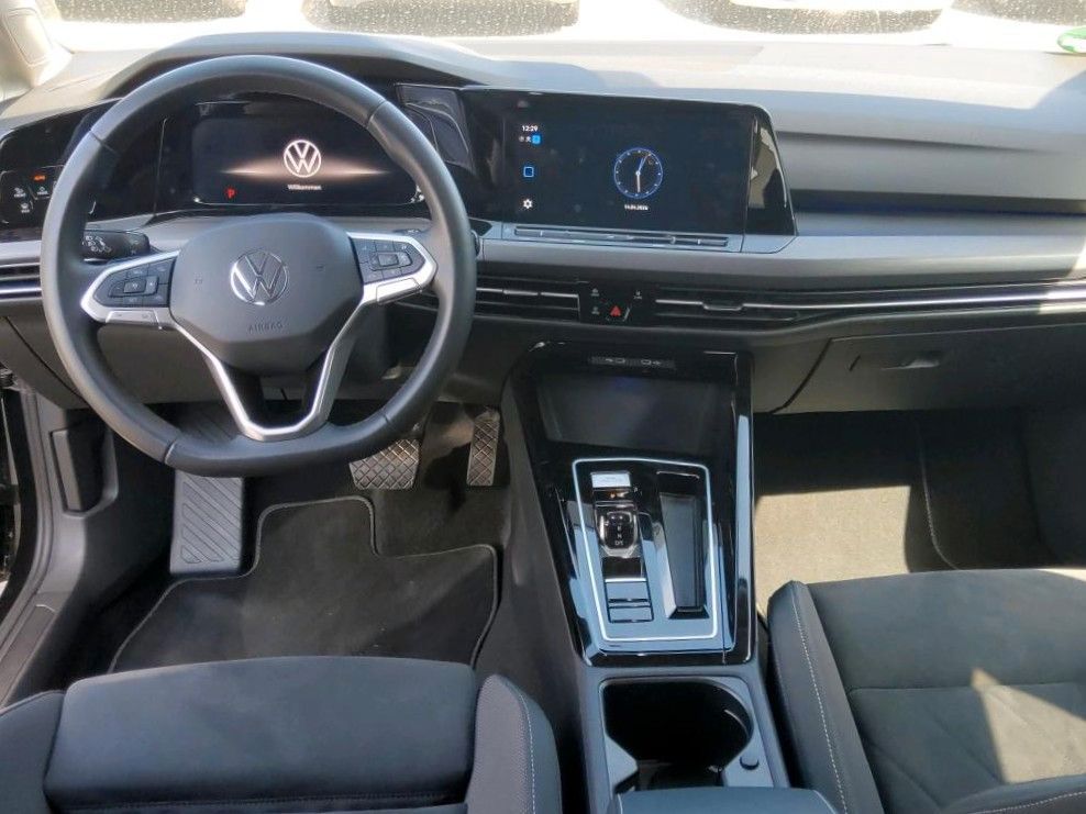 Volkswagen Golf 2024 г. Чёрный, пробег 27390 км