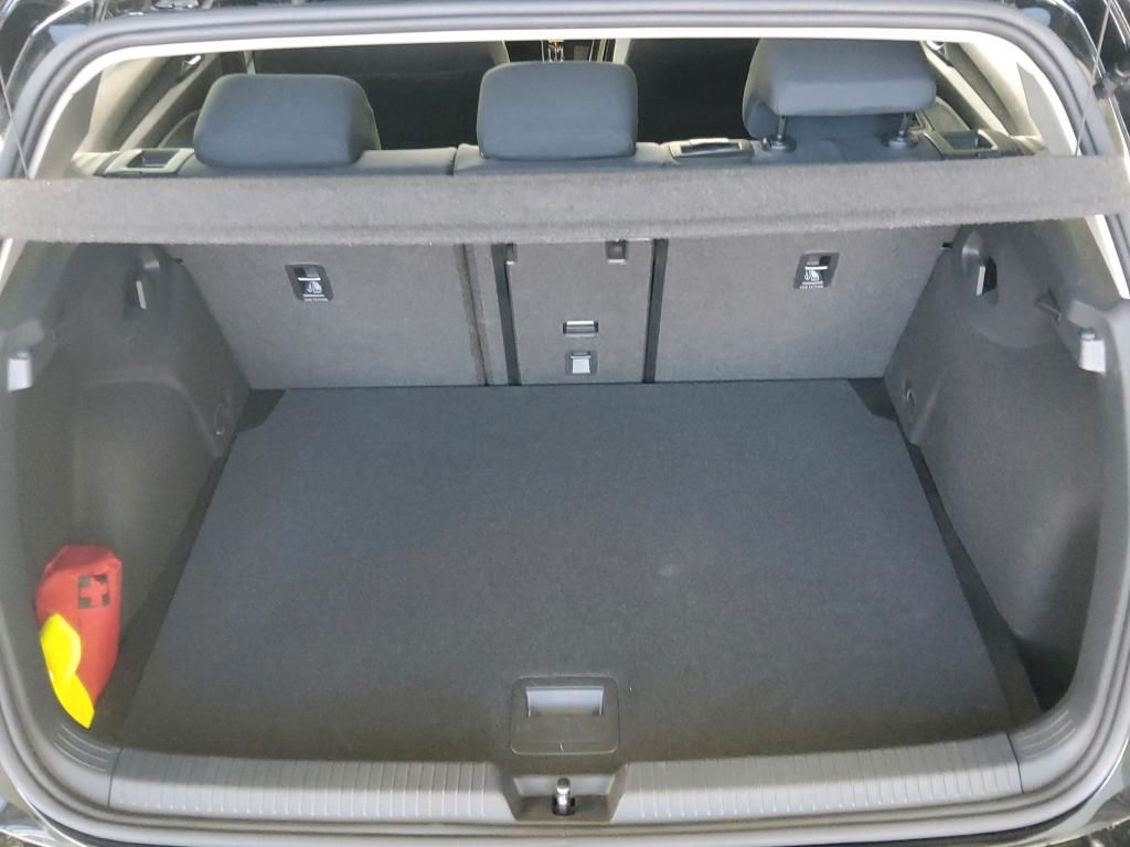 Volkswagen Golf 2024 г. Чёрный, пробег 27390 км