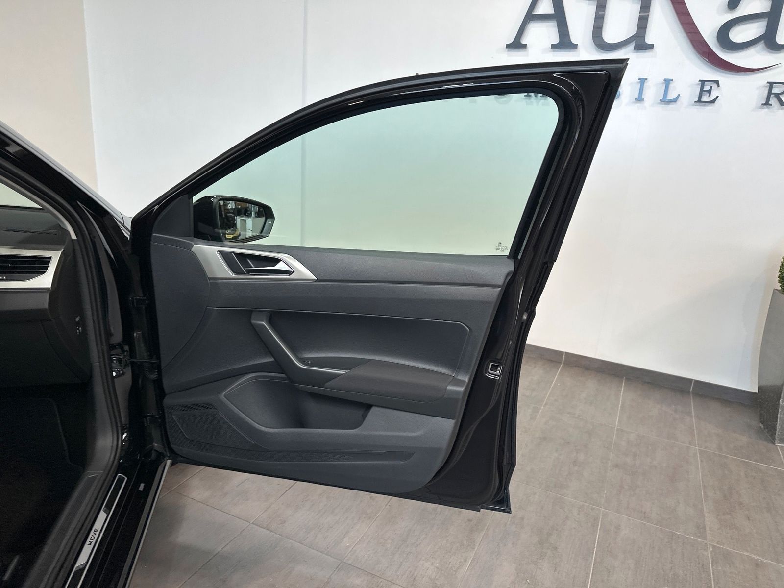 Volkswagen Polo 2024 г. Чёрный, пробег 49750 км