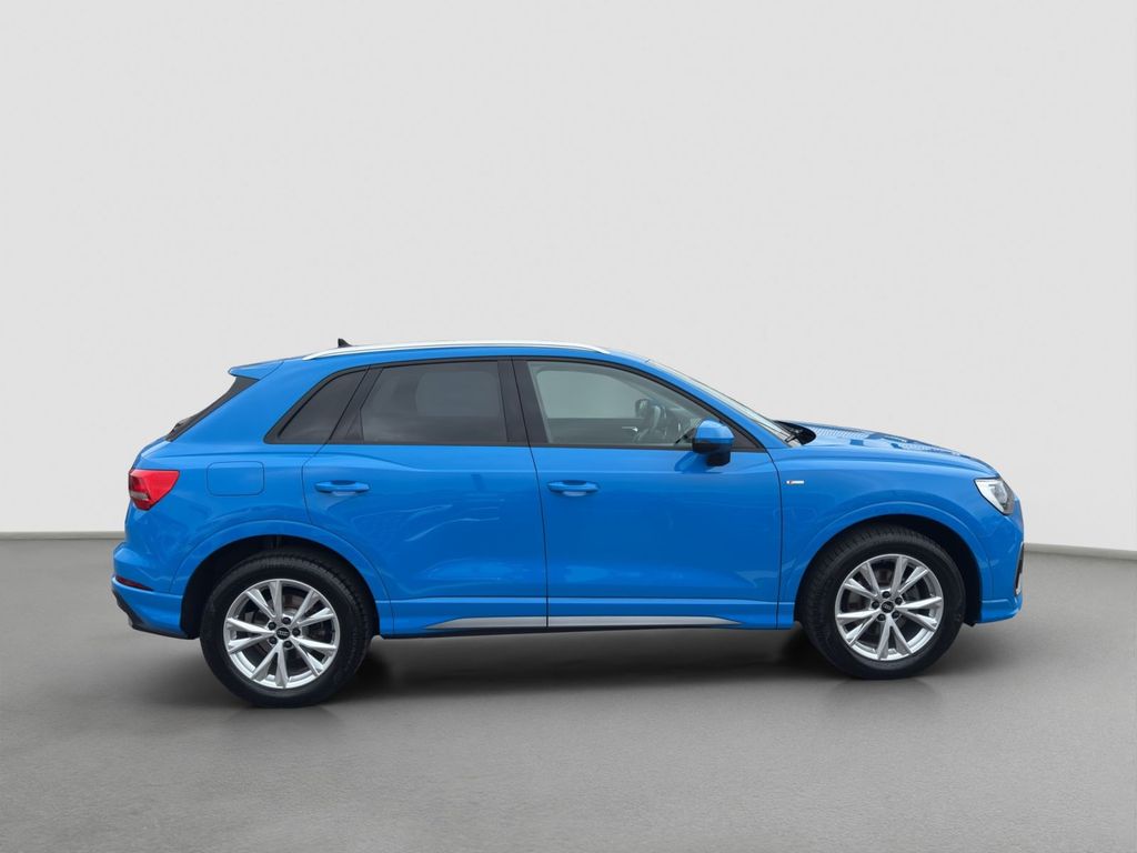 Audi Q3 2023 г. Синий, пробег 46000 км