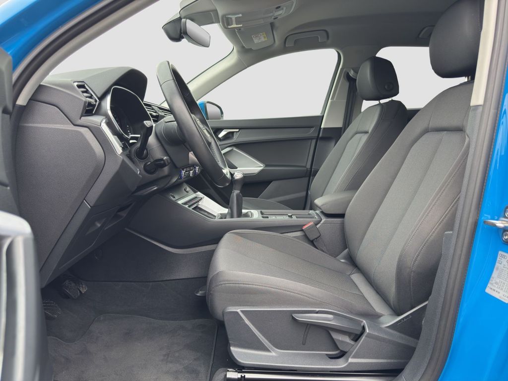 Audi Q3 2023 г. Синий, пробег 46000 км