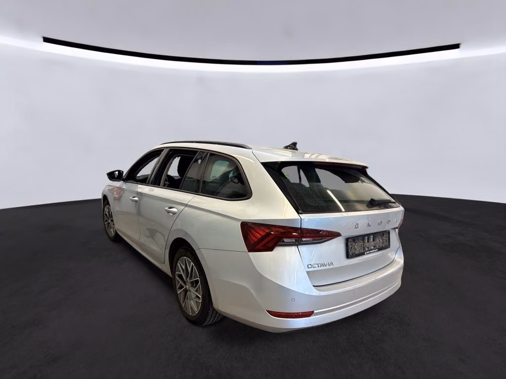 Skoda Octavia 2023 г. Серебристый, пробег 57000 км