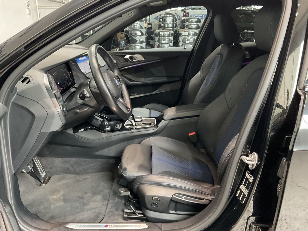 BMW 120 2022 г. Чёрный, пробег 43300 км