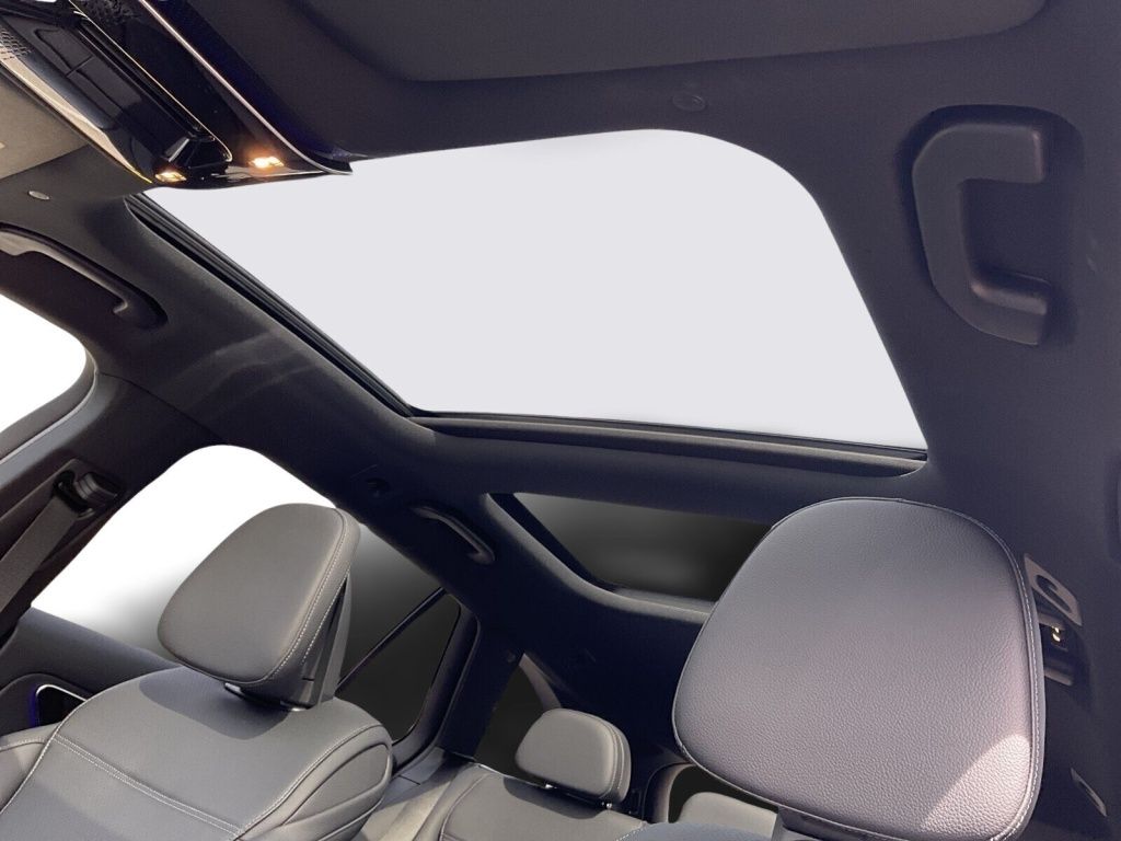 Mercedes-Benz C 300 2023 г. Чёрный, пробег 3676 км