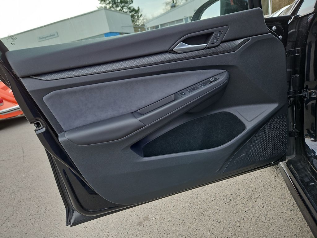 Volkswagen Golf 2023 г. Чёрный, пробег 9170 км