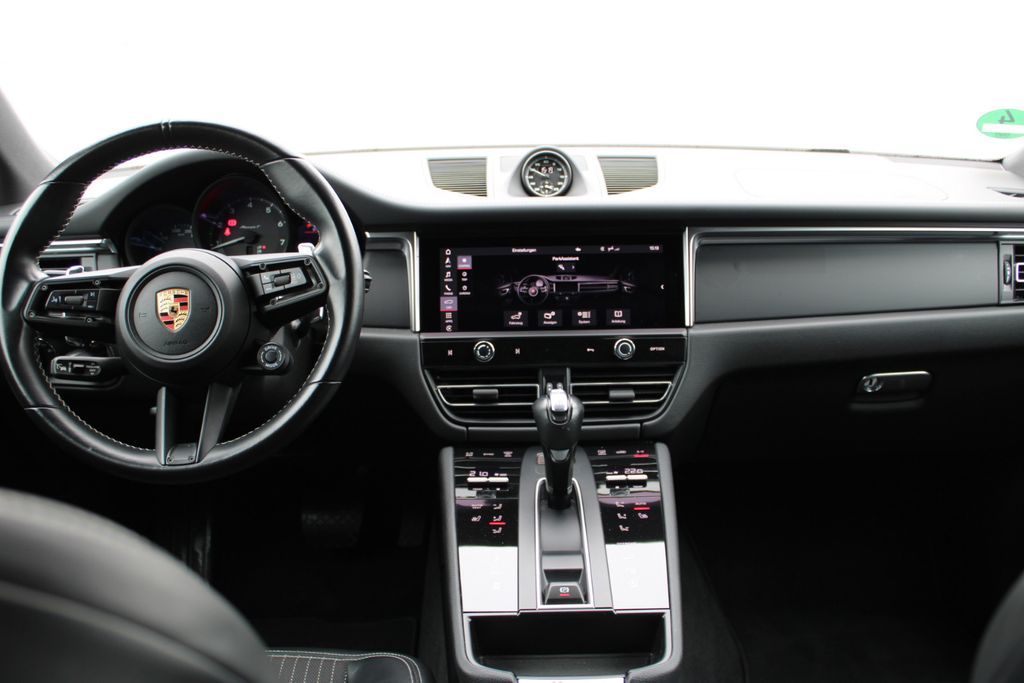Porsche Macan 2023 г. Белый, пробег 45000 км