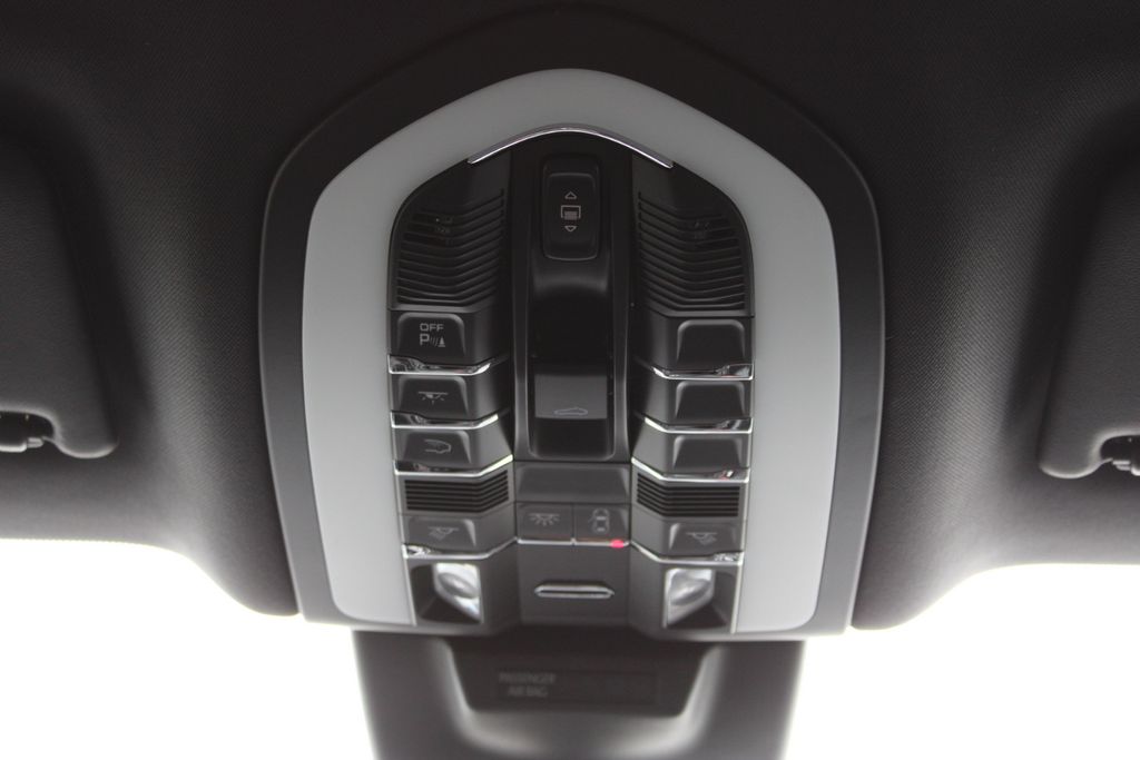 Porsche Macan 2023 г. Белый, пробег 45000 км