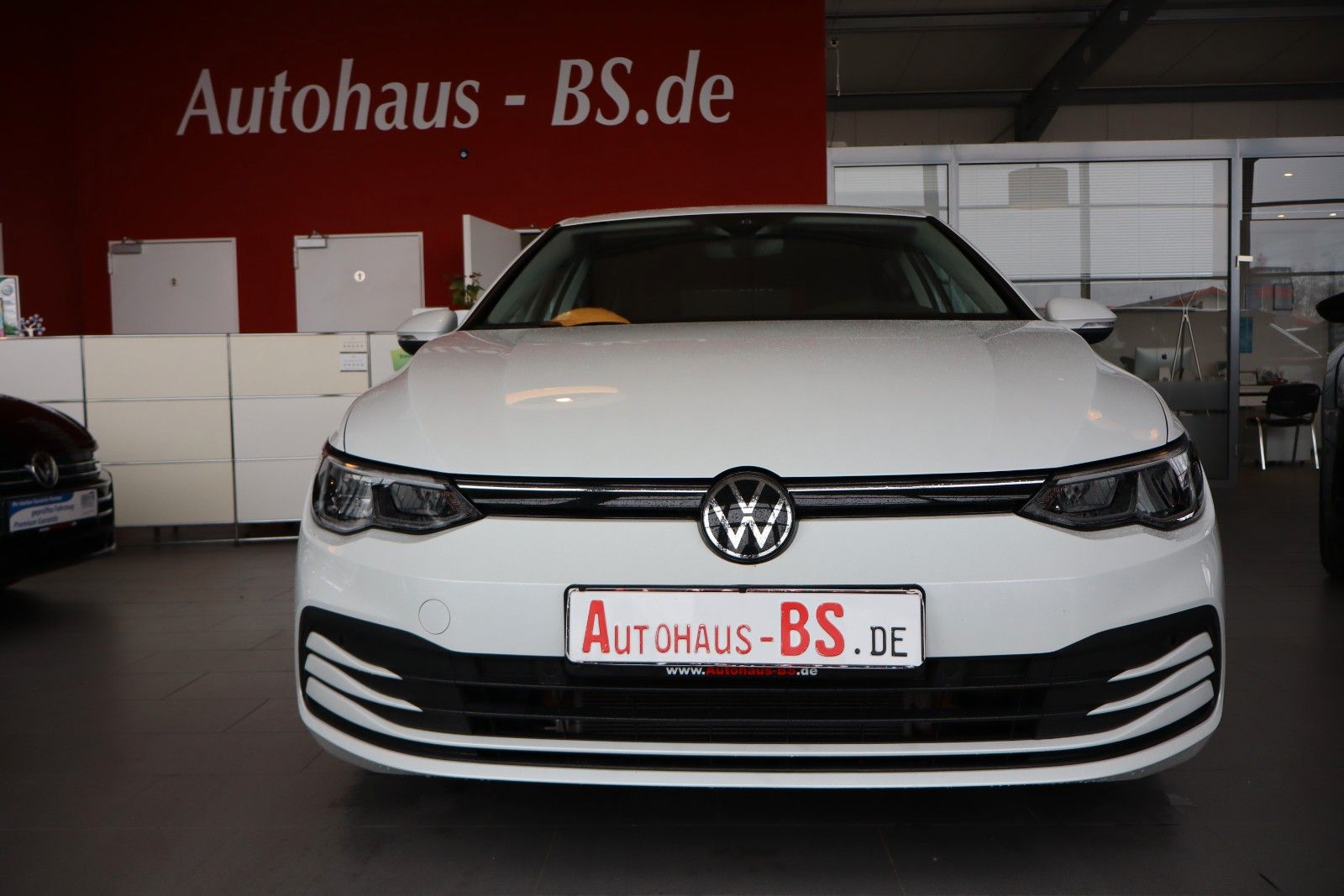 Volkswagen Golf 2023 г. Белый, пробег 49052 км