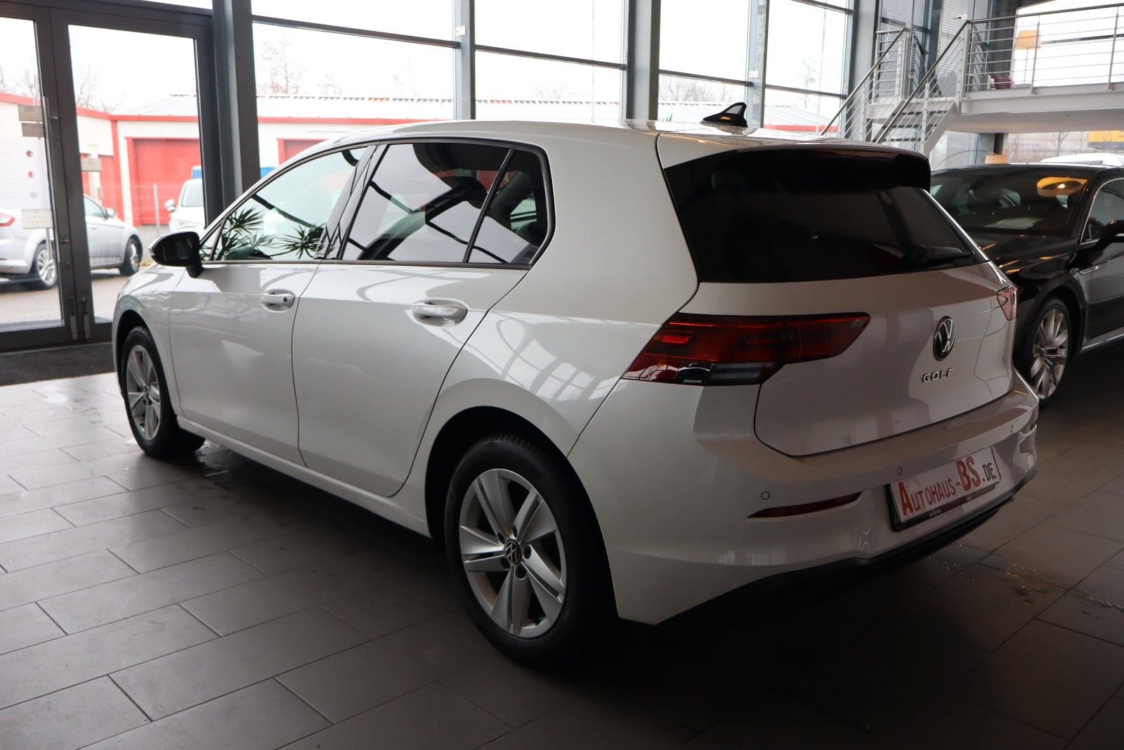 Volkswagen Golf 2023 г. Белый, пробег 49052 км