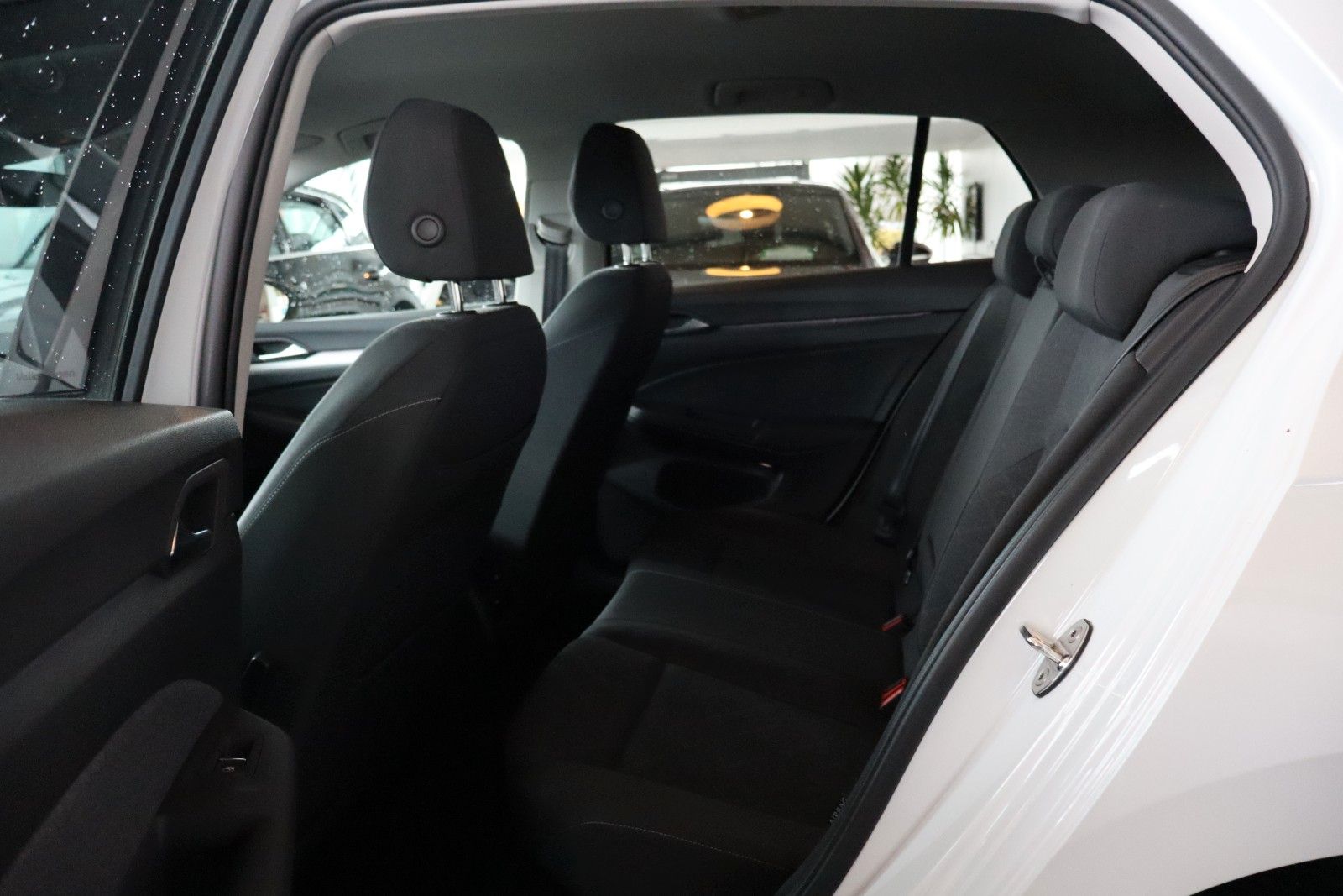 Volkswagen Golf 2023 г. Белый, пробег 49052 км