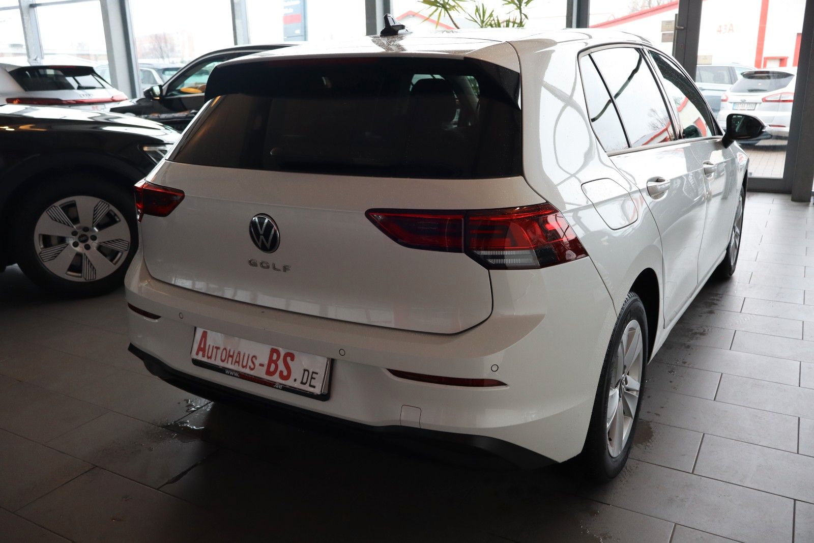 Volkswagen Golf 2023 г. Белый, пробег 49052 км