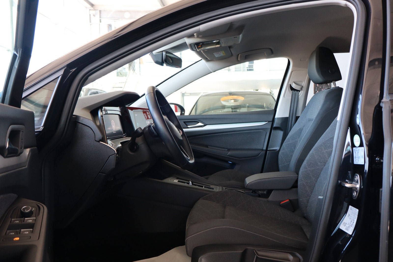Volkswagen Golf 2023 г. Чёрный, пробег 36266 км