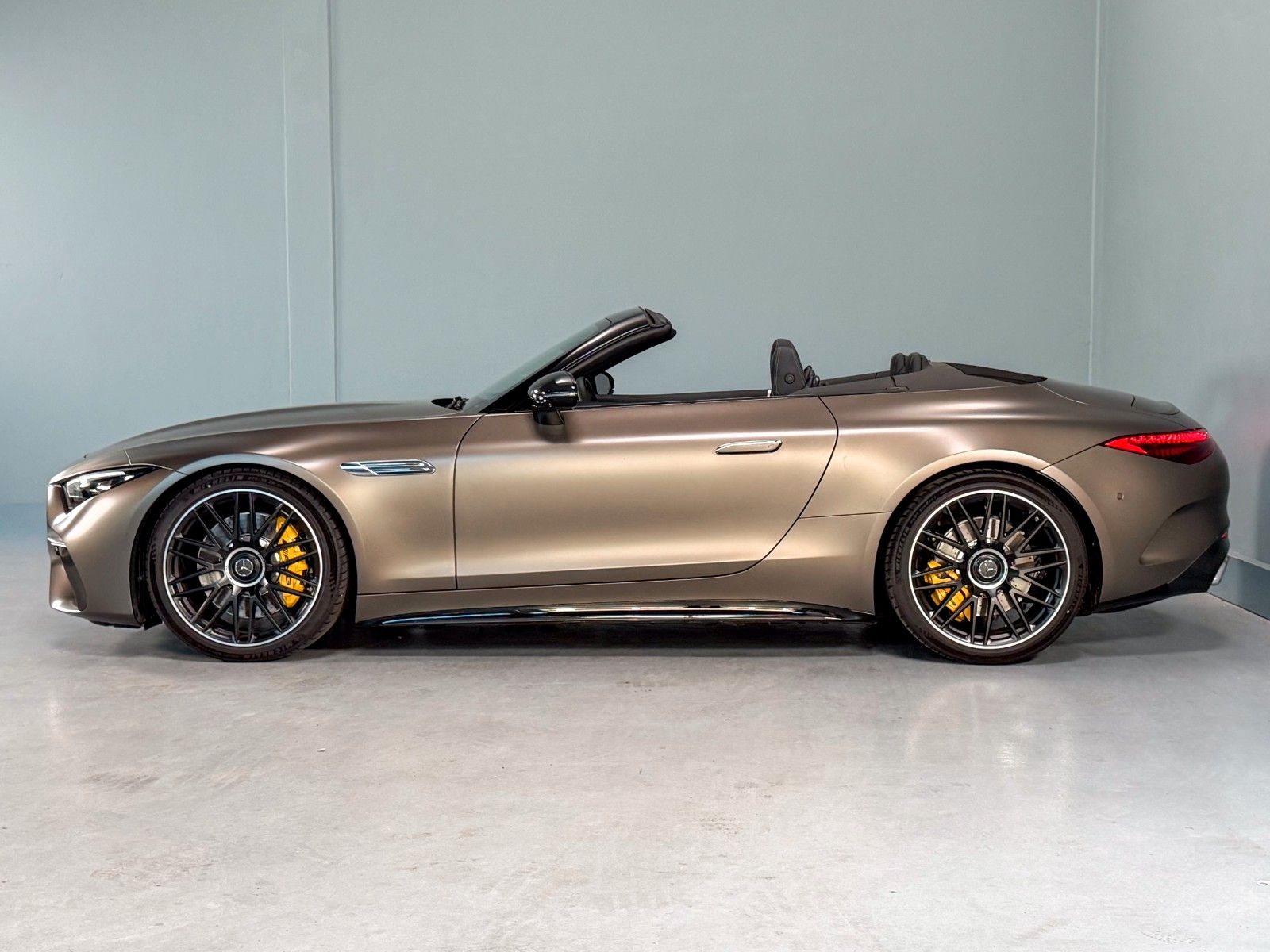 Mercedes-Benz SL 63 AMG 2022 г. Серый, пробег 8485 км