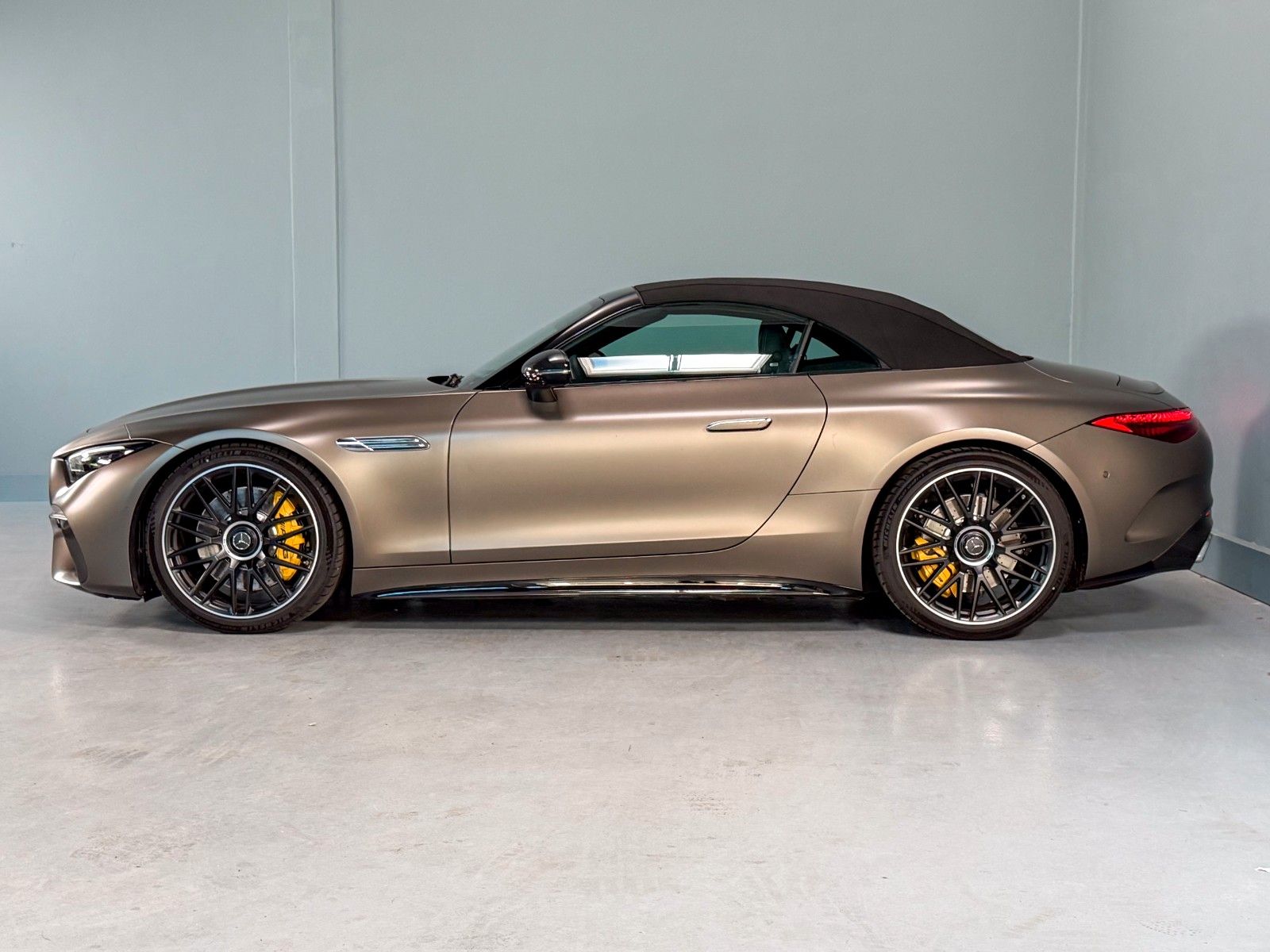 Mercedes-Benz SL 63 AMG 2022 г. Серый, пробег 8485 км