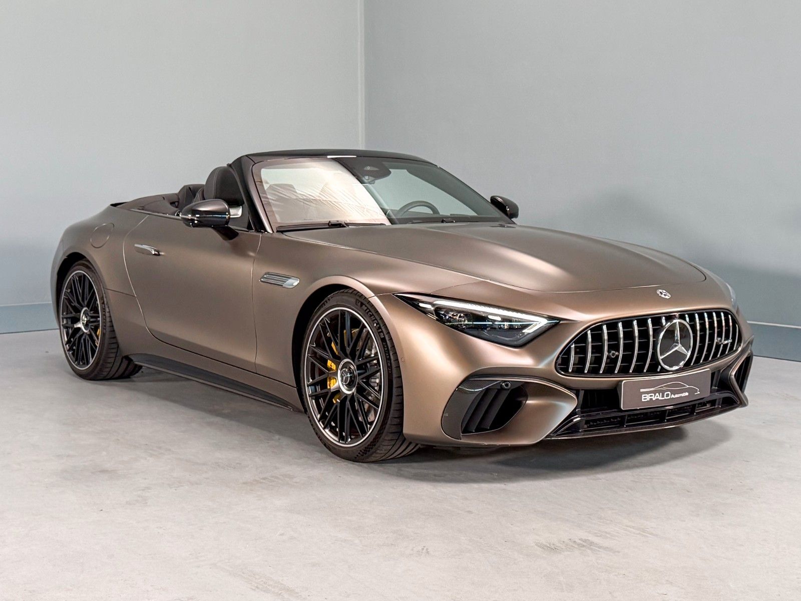Mercedes-Benz SL 63 AMG 2022 г. Серый, пробег 8485 км