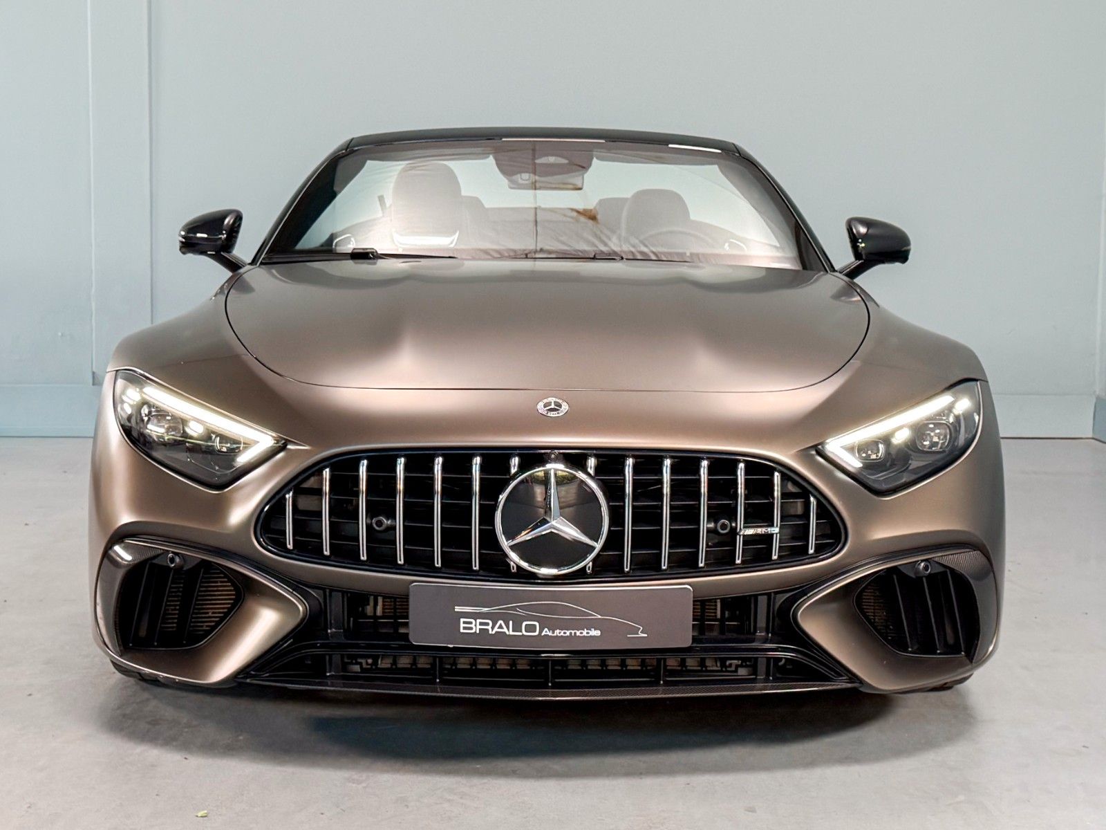 Mercedes-Benz SL 63 AMG 2022 г. Серый, пробег 8485 км