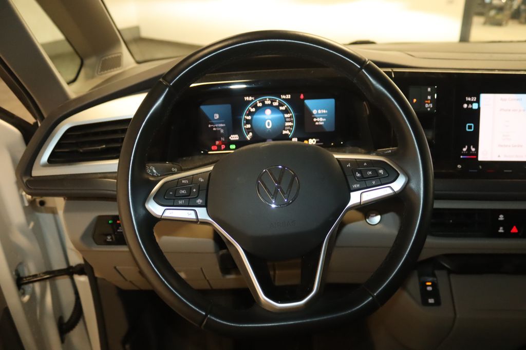 Volkswagen T7 MULTIVAN 2023 г. Белый, пробег 33400 км